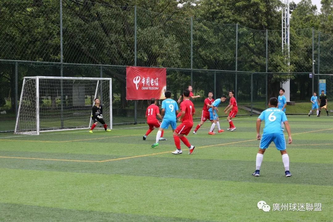  柏林联合球迷众筹横幅，致敬功勋老队长  