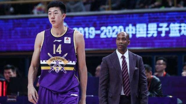  魔术班凯罗新秀赛季场均20+10  
